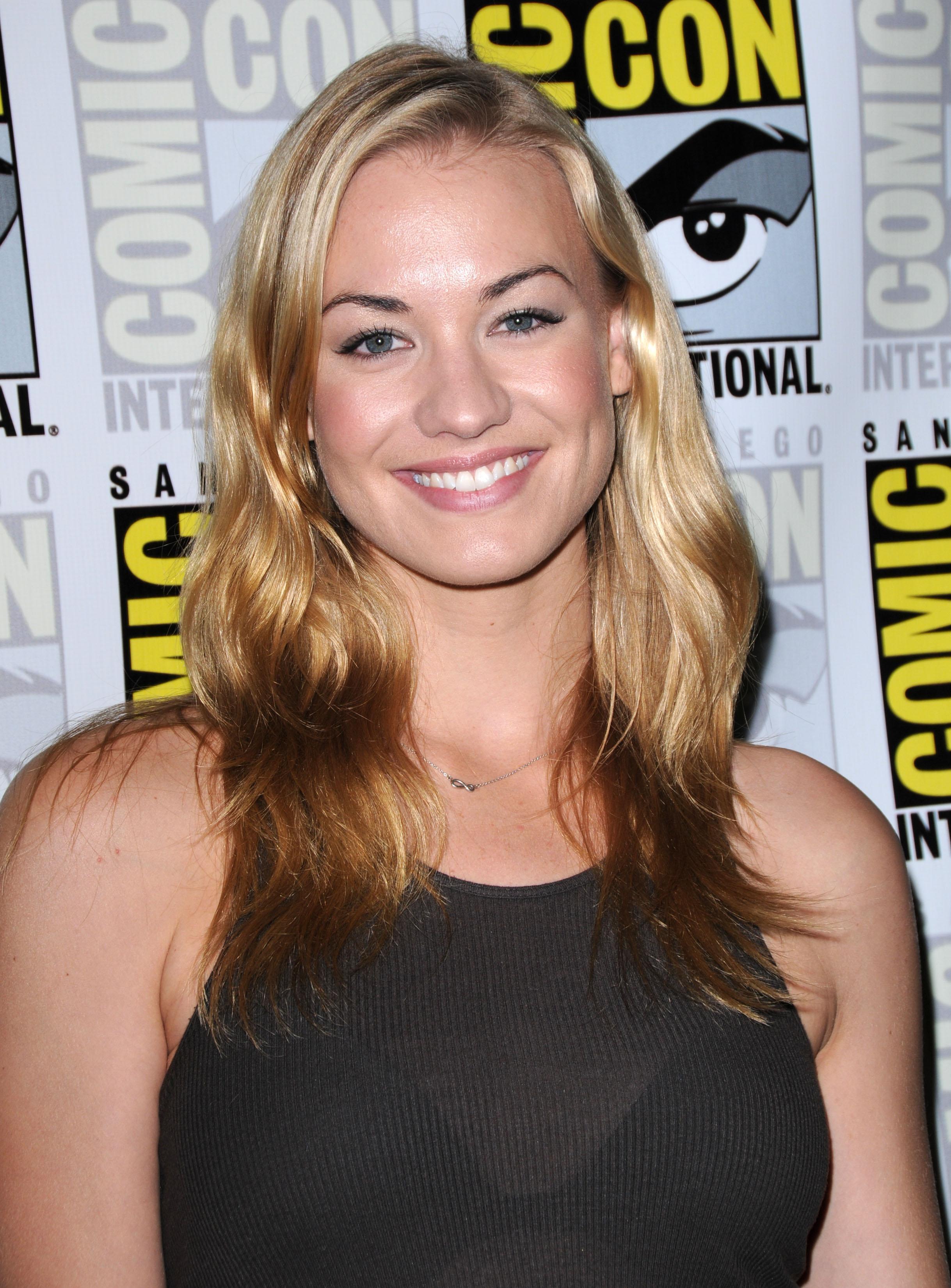 Yvonne Strahovski  in grey sweater at Comicon
