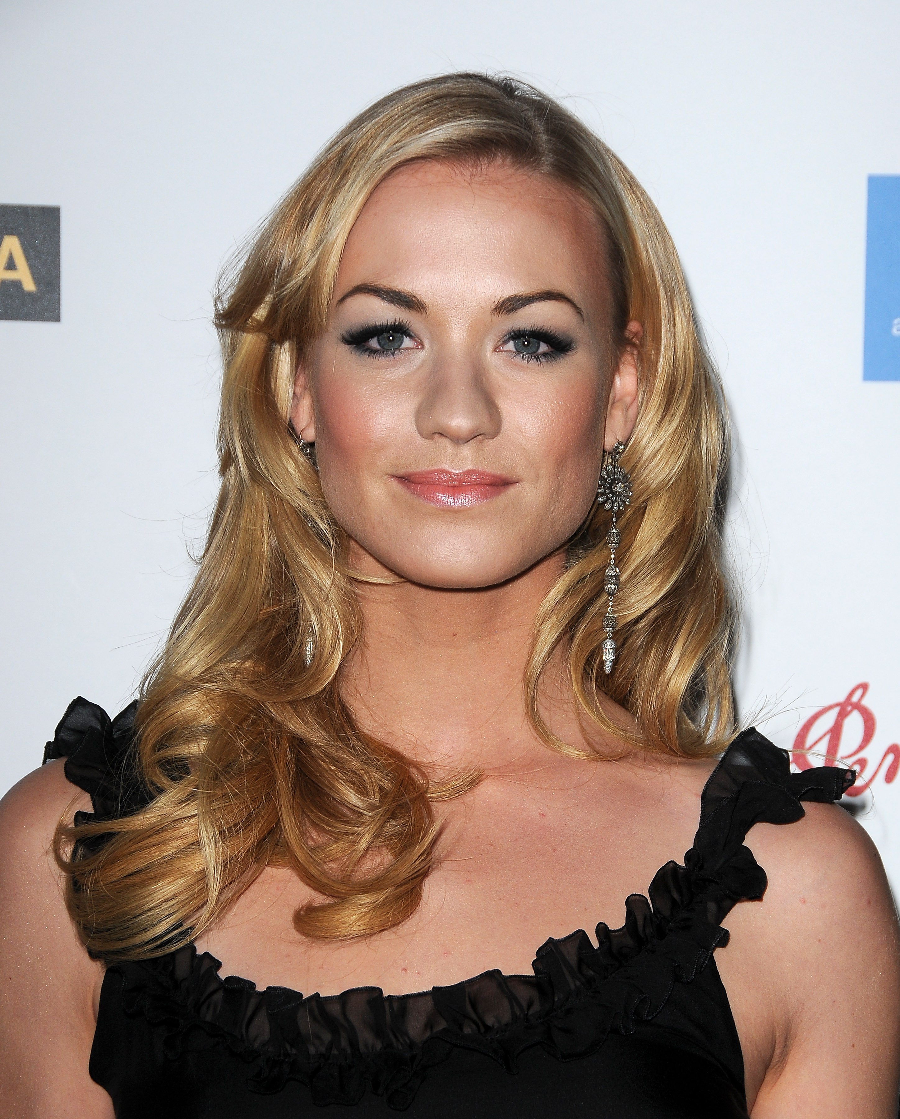 Yvonne Strahovski  in black frills