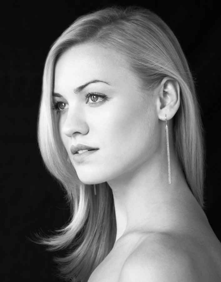 Yvonne Strahovski black and white picture