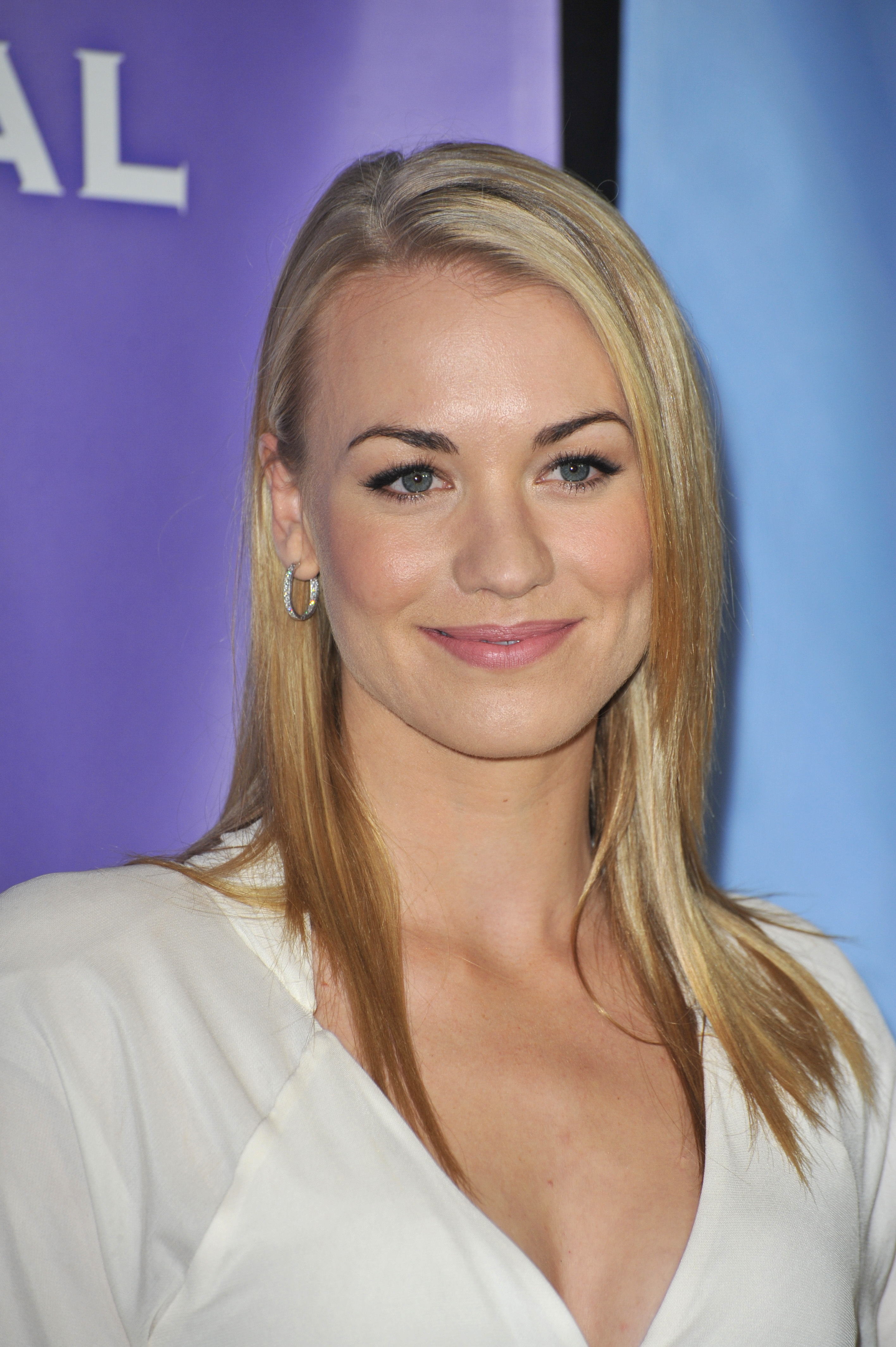Yvonne Strahovski white shirt