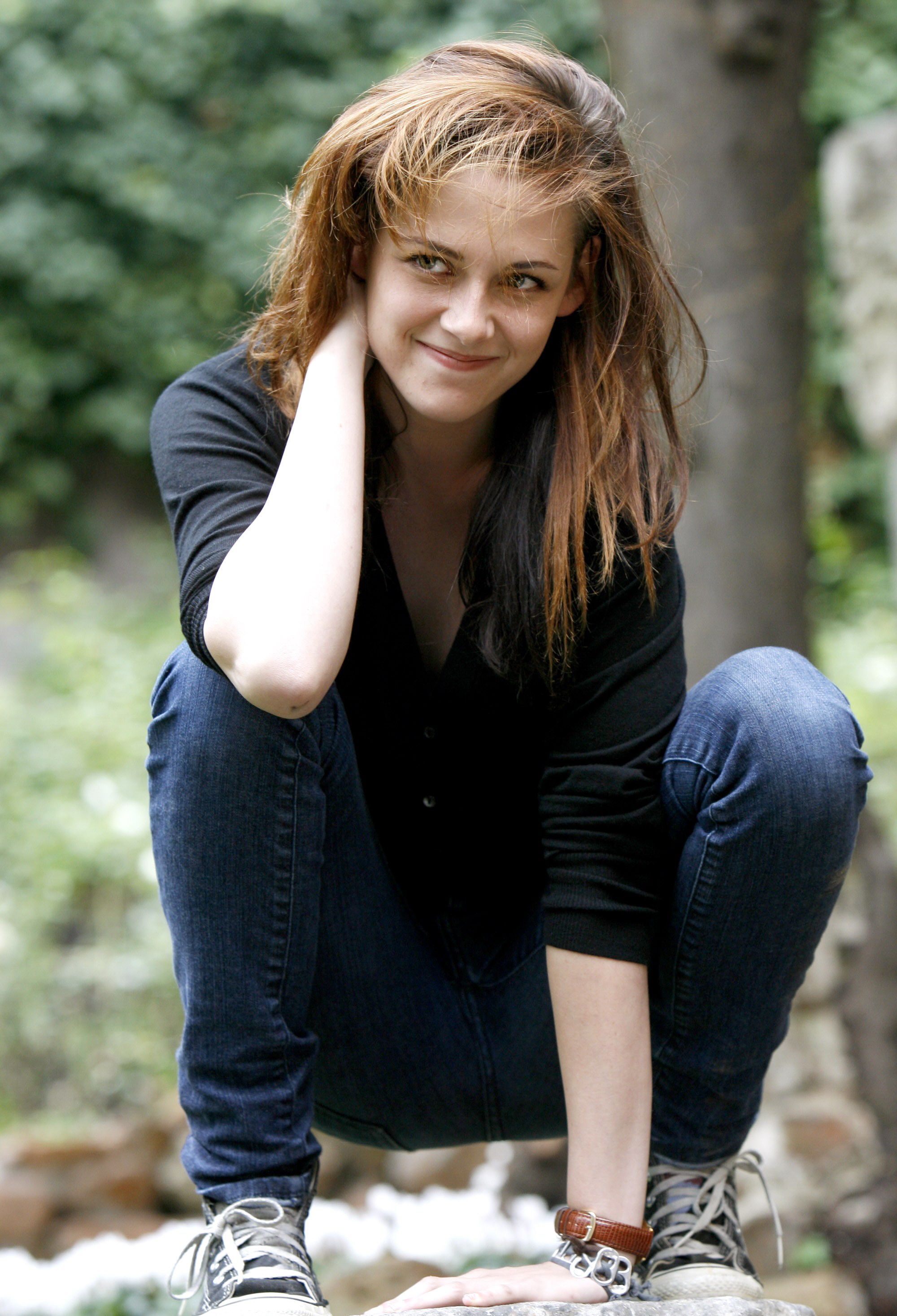 Kristen Stewart - jeans, sneakers and black shirt