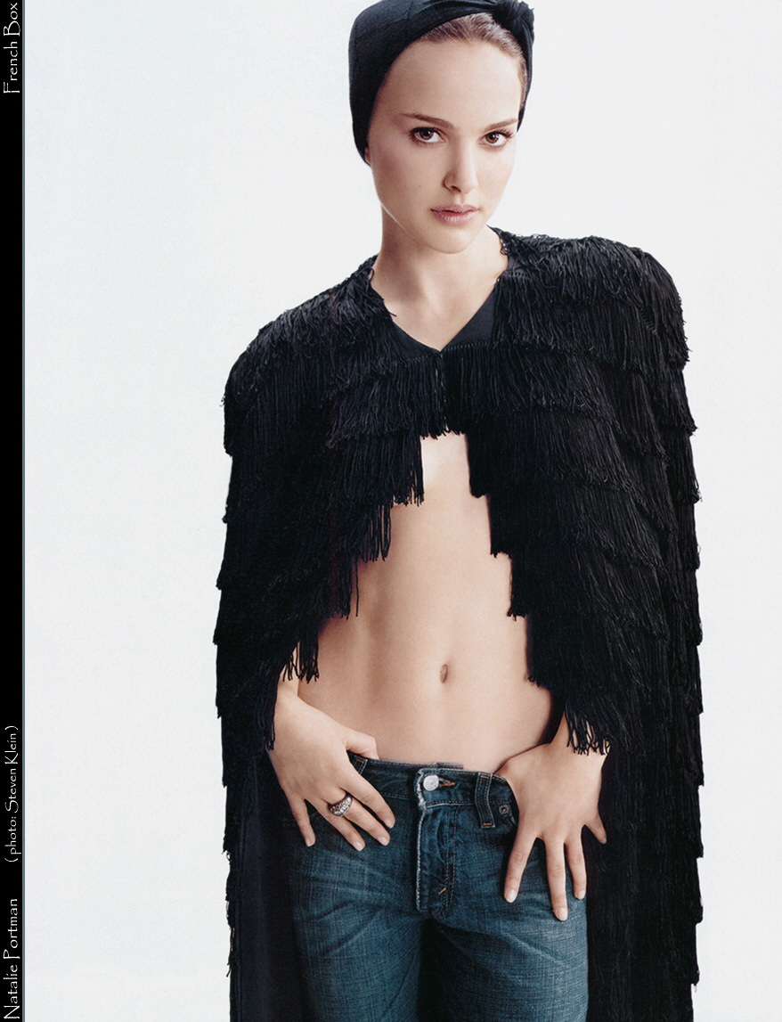 Natalie Portman shows off her flat belly in jeans and black top
