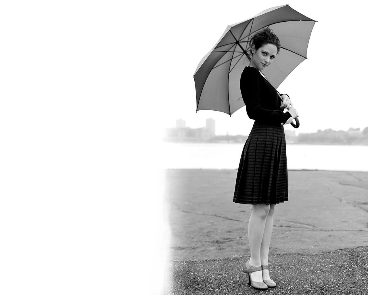 Zooey Deschanel - ready for a rainy day in this black & white wallpaper