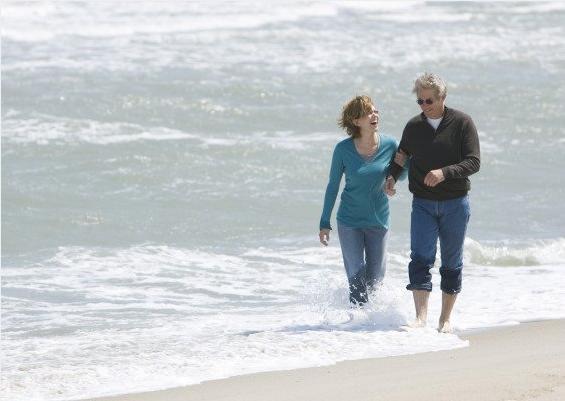 Diane Lane & Richard Gere walk on the beach in Rodanthe