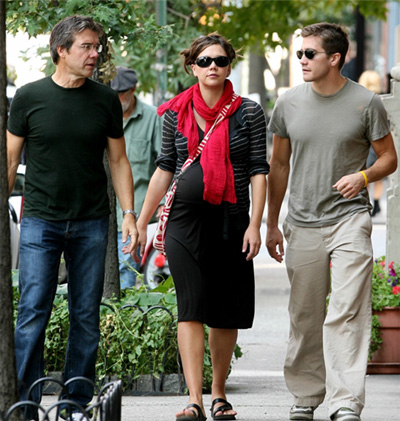 Jack & Maggie Gyllenhaal walk with their father in Martha's Vinyard