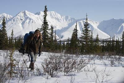 Emile Hirsh hikes across Alaska - Into the Wild