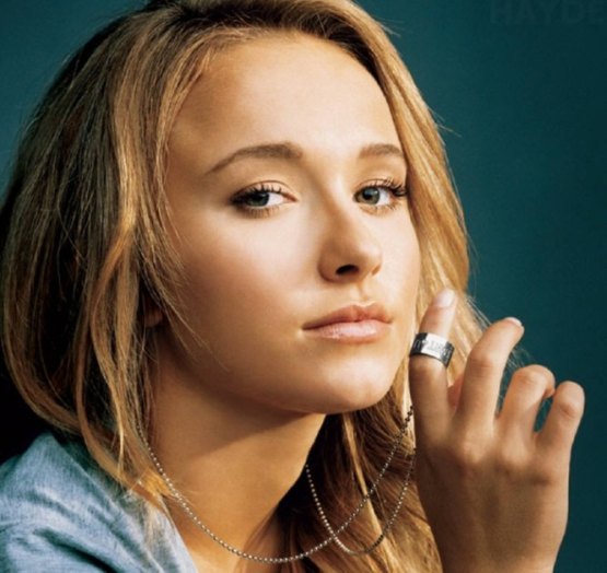 Hayden Panettiere - could that be her boyfriends ring around her neck?
