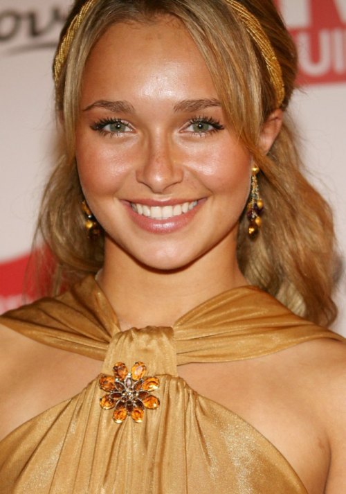 Hayden Panettiere in gold lam� with flower brooch