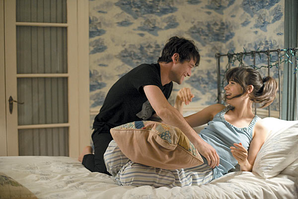 Joseph Gordon-Levvit and Zooey Deschanel in bed - 500 Days of Summer